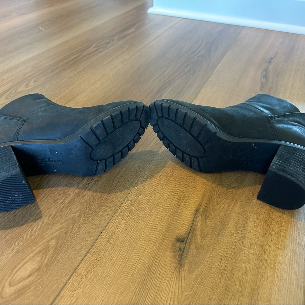 Women’s Clark’s Black Leather Ankle Boots Size 8 - Picture 4 of 5